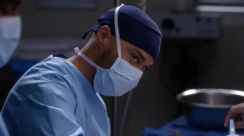 GreysABC's tweet photo. Surgery side-eye. #GreysAnatomy https://t.co/HtUPBr5uUt