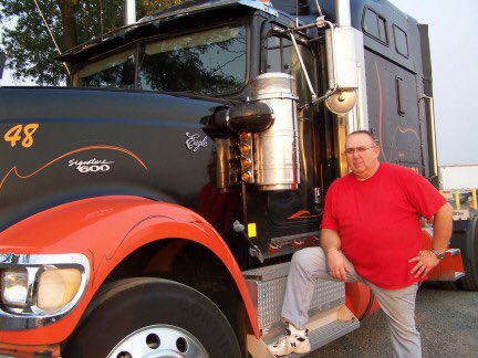 CliffWells4's tweet photo. I pinstriped and lettered this truck between loads. #Trucking #Drivers #graphicdesign #signs #logistics #Othellowa #vinyljunkie #lettering https://t.co/IRhnr8fRM4