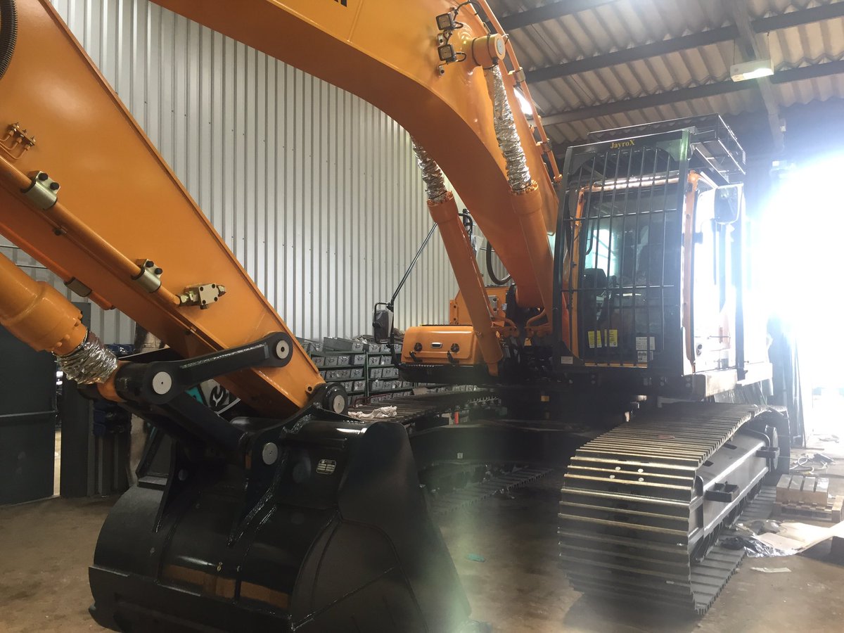 molson_group's tweet photo. Hyundai R430LC-9a in the process of being demo spec'd in our workshop #fabrication #demospec #attentiontodetail #excavator #Demolition https://t.co/ISJwdxFL7X