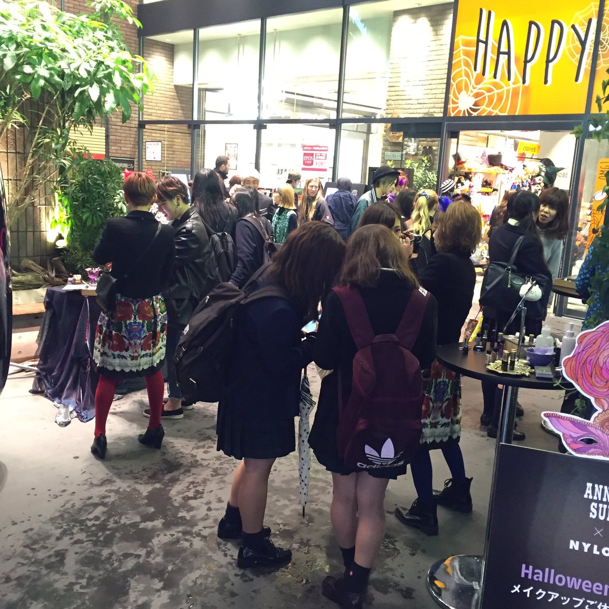 Anna Sui Cosmetics 本日19時まで開催中 アナスイコスメティックス とnylon Japanがコラボした Halloween Makeup Room が 渋谷modiのエントランスに登場 タトゥシールやヘアチョークのお試しブースも アナスイハロウィン ハロウィン T Anna Sui Cosmetics 本日19時まで開催中 アナスイコスメティックス とnylon Japanがコラボした Halloween Makeup Room が 渋谷modiのエントランスに登場 タトゥシールやヘアチョークのお試しブースも アナスイハロウィン ハロウィン T
