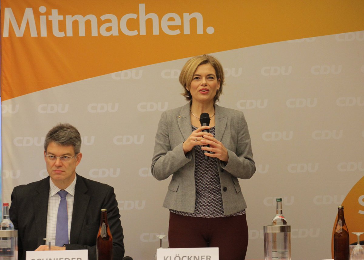 cdurlp's tweet photo. Jetzt auf dem Podium: @JuliaKloeckner und @PSchnieder. Eben noch dabei war Pater Werner, der den geistlichen Impuls beigesteuert hat. Danke! https://t.co/mqHUrlcsLn