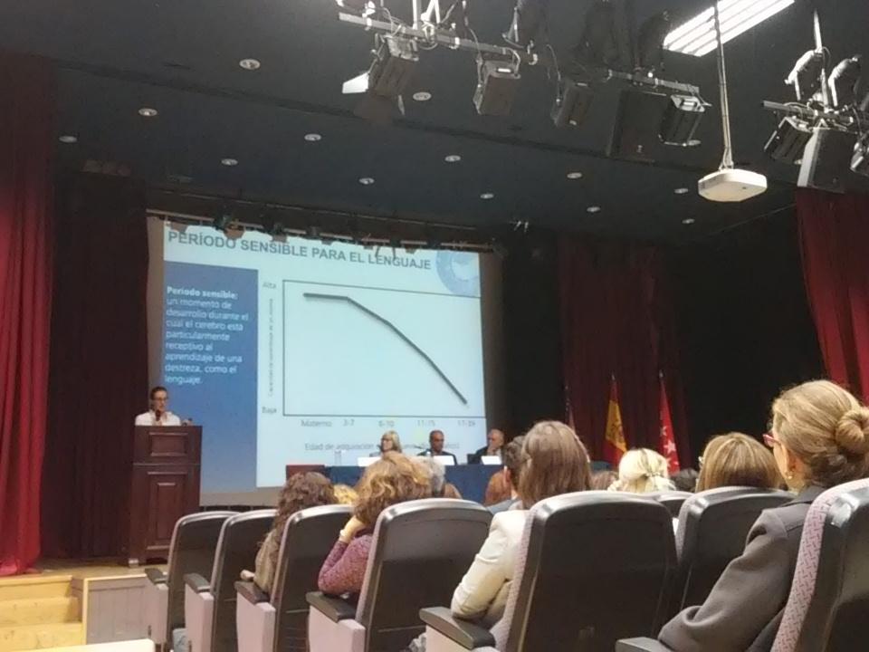 Raquelffdez's tweet photo. #BilingüismoenInfantil "Los bebés son genios lingüísticos" #ReporteraCUCC @cucc_educacion https://t.co/NVT05GRUEg