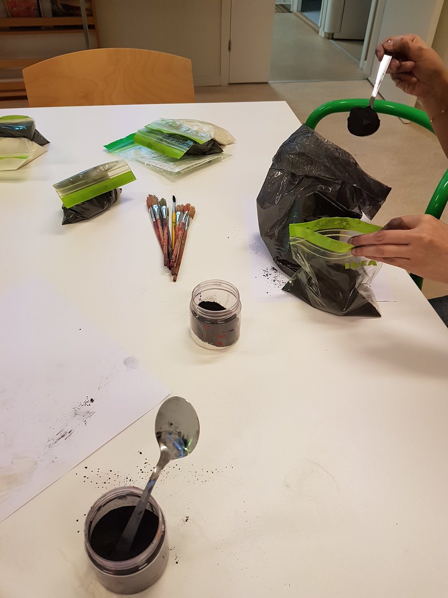 kruuniz's tweet image. Goodie-bags med pulver och sprutor till alla förskolor. Vad har ni gjort tror ni? Konduktiv färg såklart! #vasbymakerspace @b_floresbravo