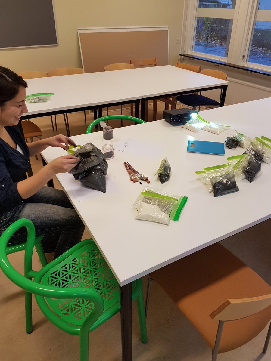 kruuniz's tweet image. Goodie-bags med pulver och sprutor till alla förskolor. Vad har ni gjort tror ni? Konduktiv färg såklart! #vasbymakerspace @b_floresbravo