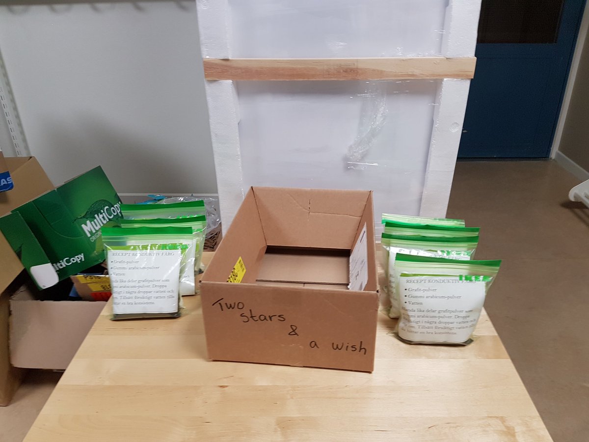 kruuniz's tweet image. Goodie-bags med pulver och sprutor till alla förskolor. Vad har ni gjort tror ni? Konduktiv färg såklart! #vasbymakerspace @b_floresbravo