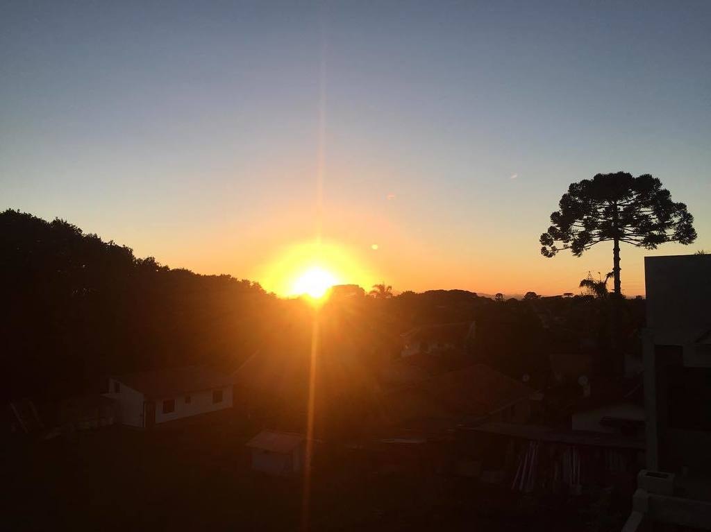 ebicu's tweet photo. Bom dia Curitiba #curitiba #sunrise https://t.co/V7tPRTHmzn https://t.co/druzBiElyg