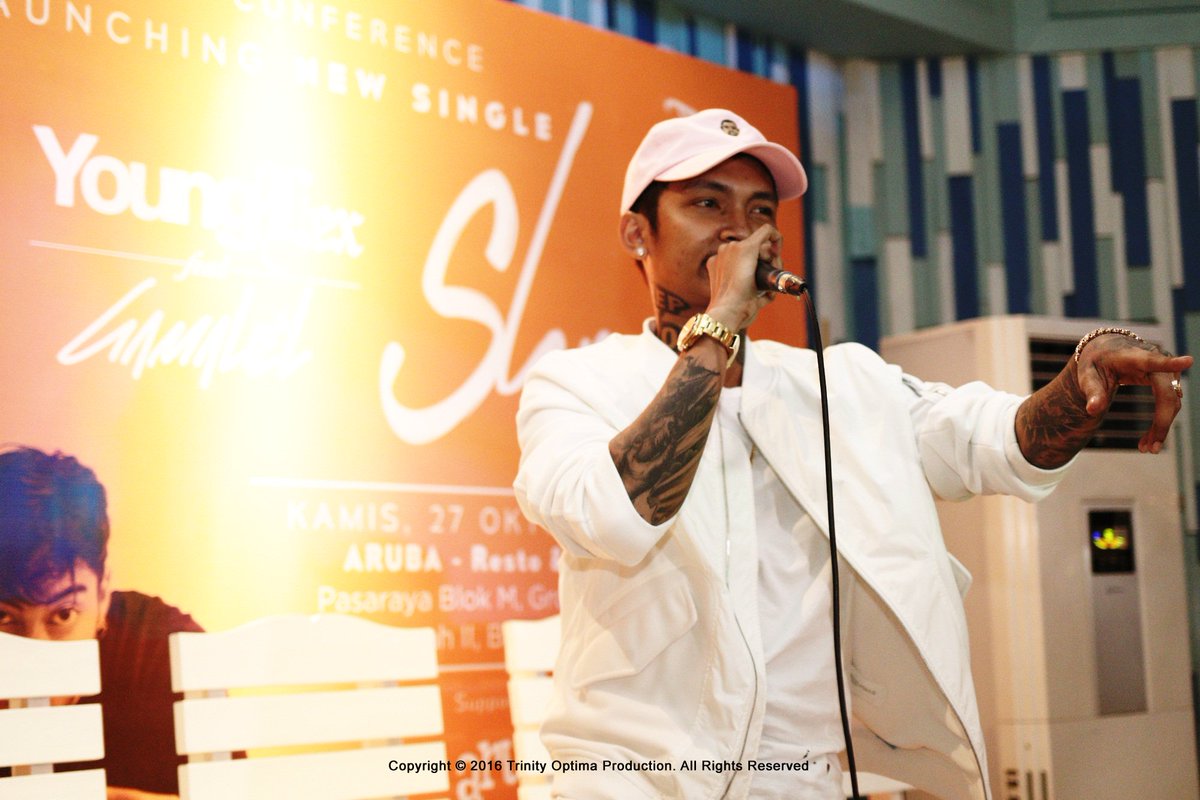 TrinityOptimaP's tweet photo. #TOPGALLERY Simak yuk foto-foto saat presscon single terbaru Young Lex "SLOW" featuring Gamaliรฉl berlangsung, klik https://t.co/cJQ9R9wrhe https://t.co/pKmAp7OxO0