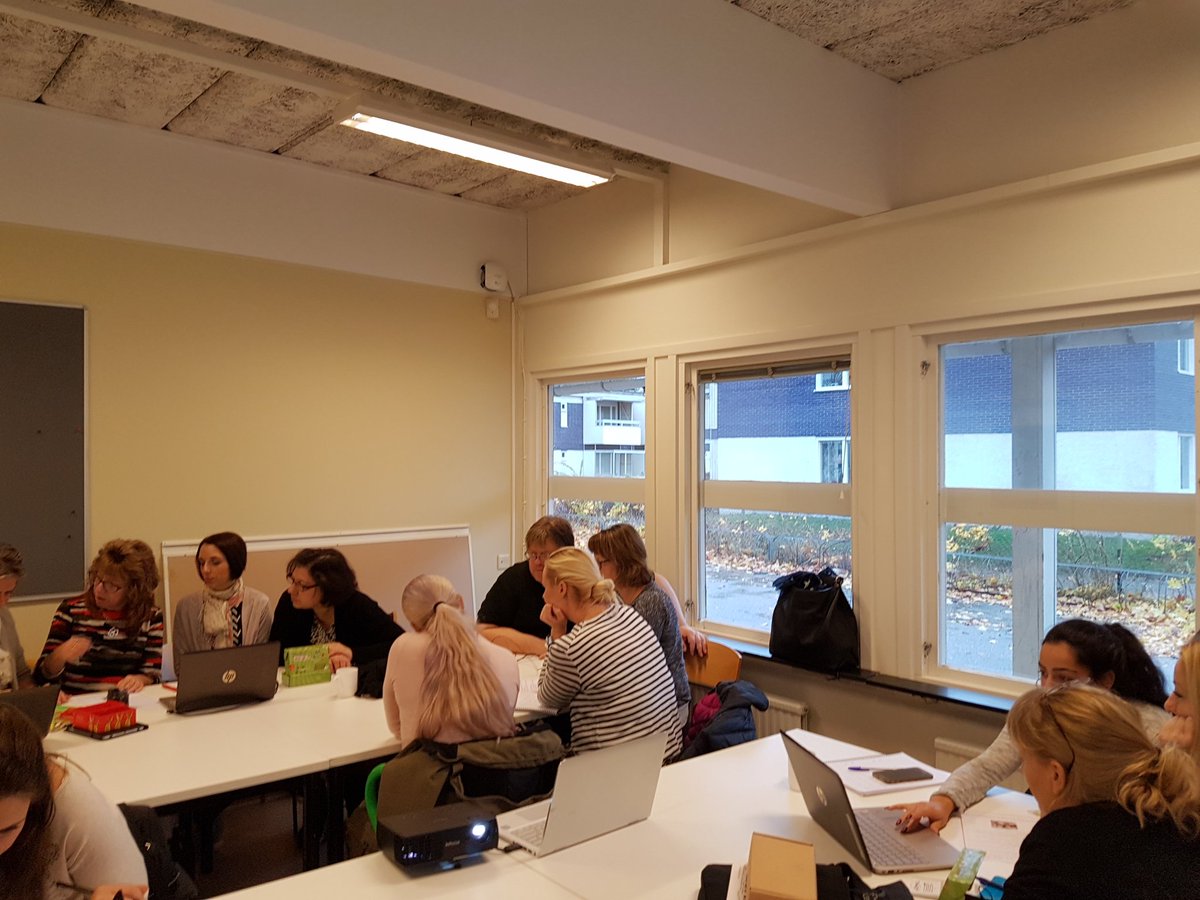 vasbylarlabb's tweet image. Idag har Digitalistorna lånat #vasbymakerspace för att hålla workshop i interaktiva lärmiljöer. Pedagogerna fick testa konduktiv färg bl.a