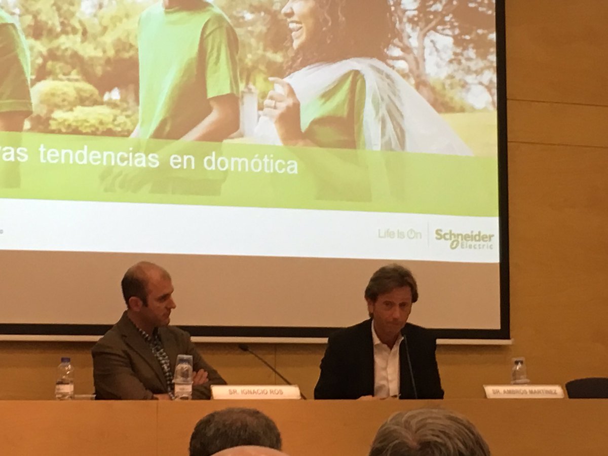 ConstructorsBCN's tweet photo. Vivim immersos totalment al món d'internet, d'aquí que haguem preparat la taula sobre #domòtica en el #SBWorkshop,presenta @Ambros_Martinez https://t.co/3gv3GFplhz