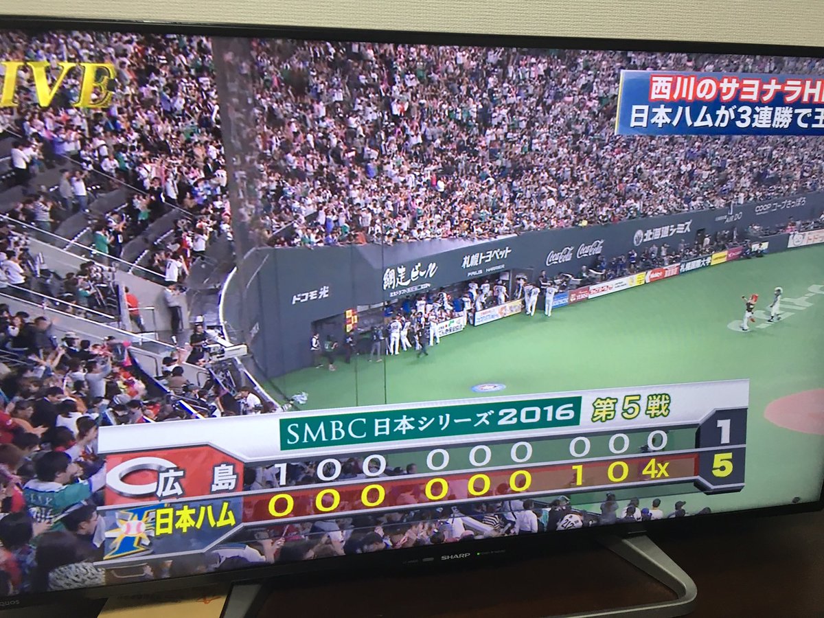qu_npb2016's tweet photo. 昨日は部員宅で観戦会を行いました。
数少ないカープファンの2人を招いて騒ぎました https://t.co/97qIU3HKcF
