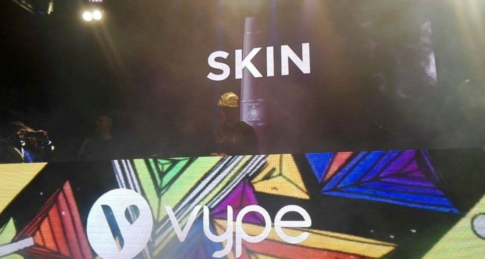 QM_QuestionMark's tweet photo. @skinskinny e @VypeItalia hanno trasformato Piazza Dante in una disco a cielo aperto! #QMwork #QuestionMark #Napoli https://t.co/InKgmbm2Gz https://t.co/s94fMrghna