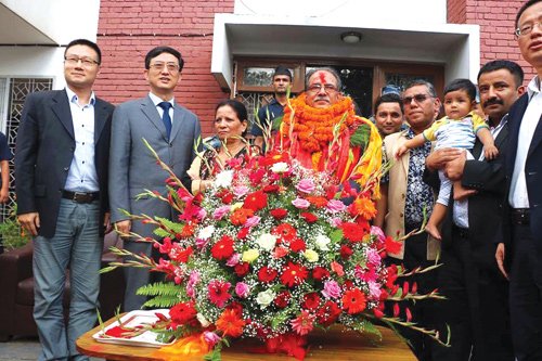 NepaliTimes's tweet photo. The Chinese beat the Indians in floral diplomacy both by being first &amp; also by having a bigger bouquet.
https://t.co/UH47GZMPGV
@shreejanas https://t.co/Acmwb7AeCr