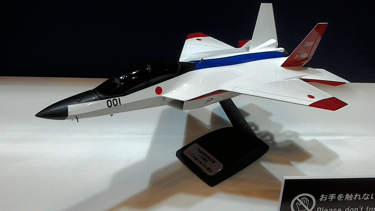 三菱重工が展示した国産ステルス戦闘機の実証機｢X-2｣の模型。同社が