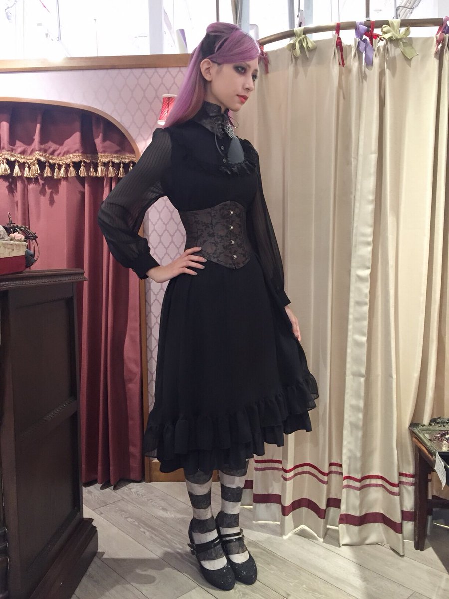 アビエタージュ ラフォーレ原宿店 コーディネート紹介 先ほど紹介しました迷彩ネックコルセットと 同じ生地の迷彩ミニコルセットに合わせて チャコールグレー カジュアルにも ワンピーススタイルにもばっちり合います ヴィンテージ