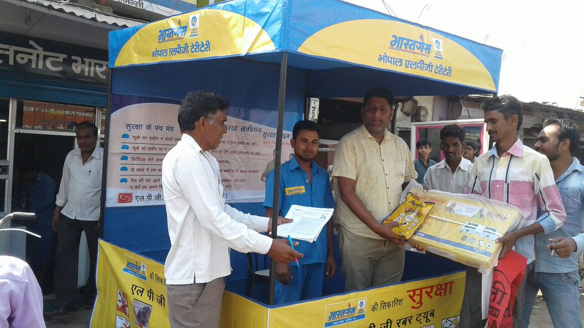 BPCLBhopal's tweet photo. #Safetyclinic #Tanotgas Connection distribution and safety clinic under @BPCLBhopal https://t.co/6DjbgdGRjl