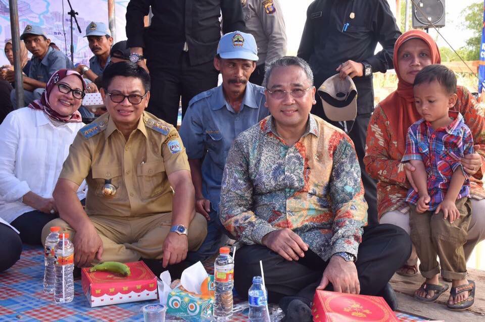 EkoSandjojo's tweet photo. 3. Saya kagum dgn rasa kebersamaan, semangat &amp; tekad #Transmigran. Mereka tdk pernah mengeluh &amp; selalu optimis dgn keterbatasan dideerahnya. https://t.co/VyI6FZ8mdi