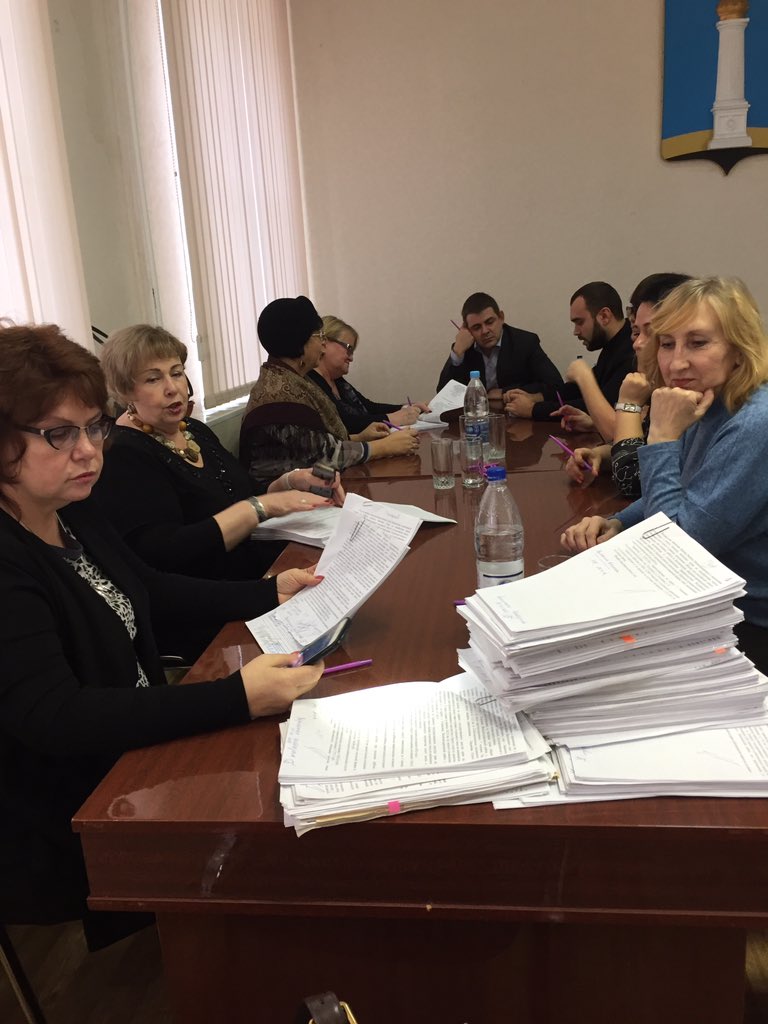 Работает жилищная комиссия. Сегодня 76 вопросов