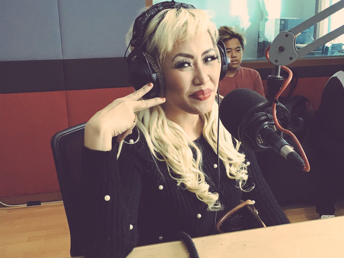 IListeners siang hari ini studio #IRadioNetwork sudah kehadiran wanita cantik <a href="/PinkanMamboLA/">Pinkan Mambo</a> di #SatuJamBersama nih, yuk merapat sekarang!