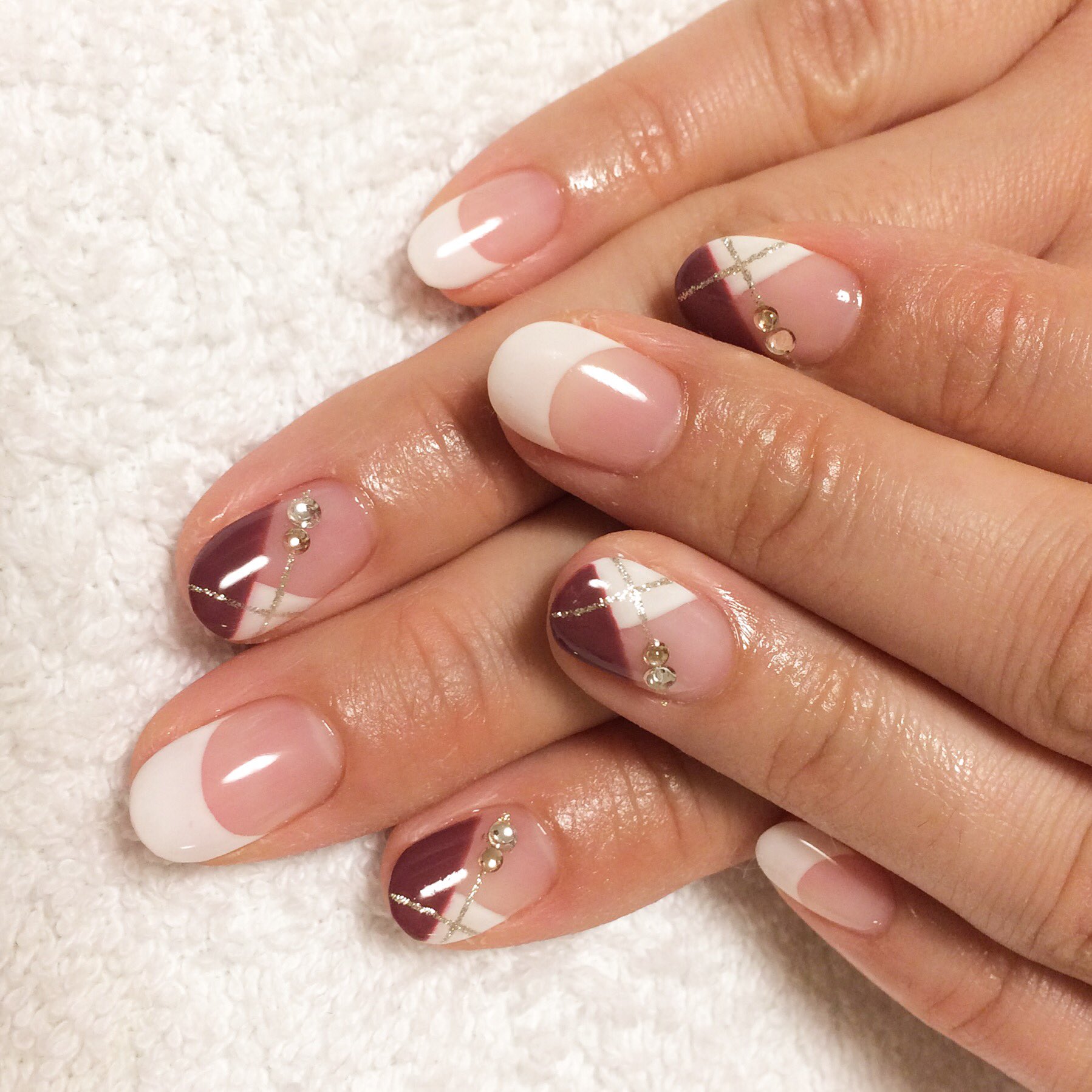 Nail Salon Crescendo チェックみたいなフレンチ 本日のデザインは 白 ボルドー の斜めフレンチと白 のオーソドックスなフレンチを組み合わせた大人フレンチです お店の詳細は プロフィールページのリンク ブログ一覧の予約状況 五反田