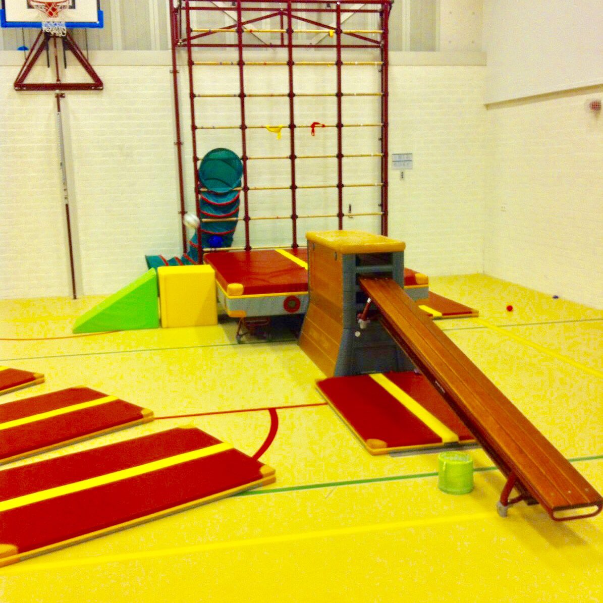 Morgen is er nog plek in de #Peutergym les om 11:00u op #mkcdeAmstel! Doet jouw aapje mee? #aapjeskooi #Amsterdam