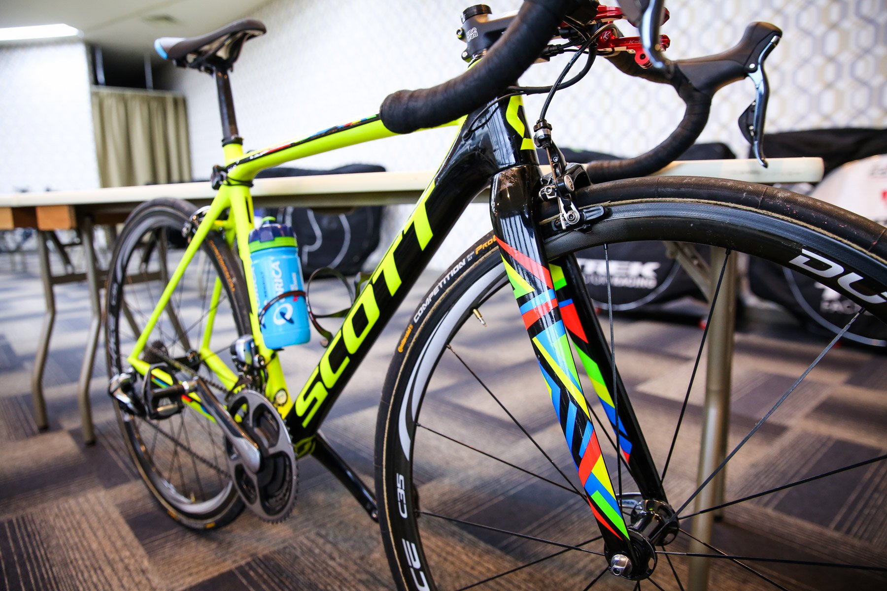 J Sports公式 バイクセッティングレポ 08 幾何学模様の入ったスコット アディクトに乗るアダム イェーツ なぜかgoproのマウントが装着済み 普段 トレーニングに使用しているバイクの為リアのテールライトも付いています Jspocycle J Sports公式 バイクセッティングレポ 08 幾何学模様の入ったスコット アディクトに乗るアダム イェーツ なぜかgoproのマウントが装着済み 普段 トレーニングに使用しているバイクの為リアのテールライトも付いています Jspocycle
