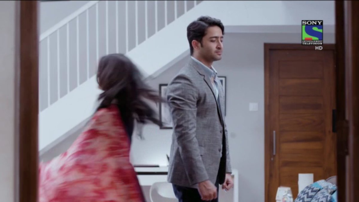 KRPKaiseBhi's tweet photo. Smiles😁
Dev wants hug bt Biwi ko taiyar hona hai!! 😂
#KuchRangPyarKeAiseBhi #DevAkshi #KRPKAB @Shaheer_S @IamEJF @MamtaYPatnaik @SonyTV https://t.co/xRKNX4kch3