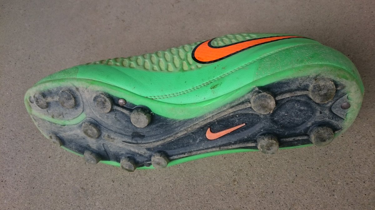 ウシダスポーツkawaguchi En Twitter お客様からの依頼で削れたhgスパイクを取替式に加工してみました アッパーはまだ大丈夫でしたので 削って 穴あけてメネジつけてみました なんとかかたちにはなりました あとは使用してみた結果を待ちたいと思います