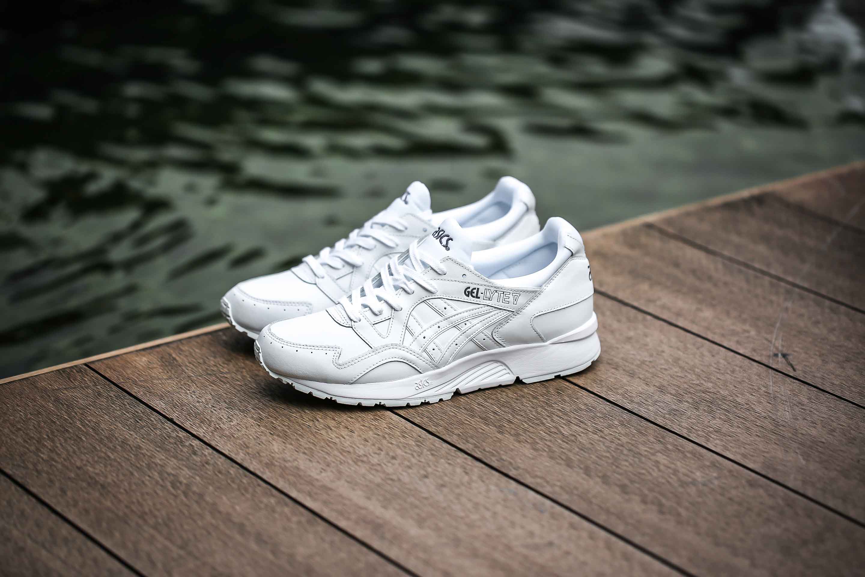 selecteer Reizen Dertig CROSSOVER on Twitter: "Run Fast Till Spectrum Is White. Asics Gel Lyte V  "Triple White" Available in #CROSSOVER Flagship, Sunway and Mid Valley  stores. https://t.co/oeFV0jc7Ms" / Twitter