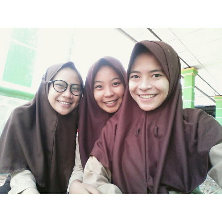 Devipramiyati25's tweet photo. Jarang-jarang foto bareng bertiga pula😁😁 https://t.co/7QN5oE47tQ