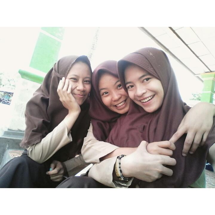 Devipramiyati25's tweet photo. Jarang-jarang foto bareng bertiga pula😁😁 https://t.co/7QN5oE47tQ