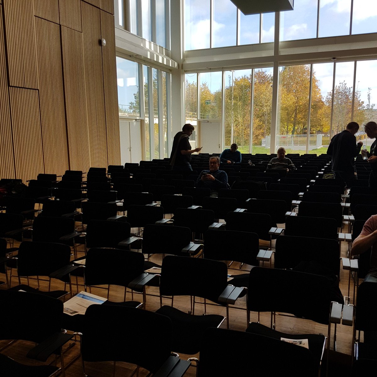 agerlund's tweet photo. The #scugdk room 20 seconds after the Free Beer announcement - #branchecache and #beers #tgif https://t.co/zNXmSXrzgY