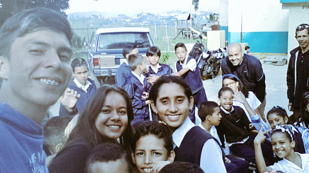 FlacoDeLasRedes's tweet photo. #LaVozDelPueblo en vivo y directo con la Brigada  "Sembrando y Futuro" en Brisas de Palo Alto. Tu programa radial con Farith Fraija. https://t.co/dZjd8A7C97