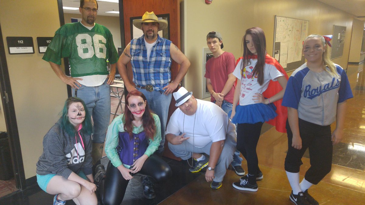 DeanLewis31's tweet photo. This is how we roll first hour. @lathropschools #ignitemules https://t.co/6AW7Y3dkyv
