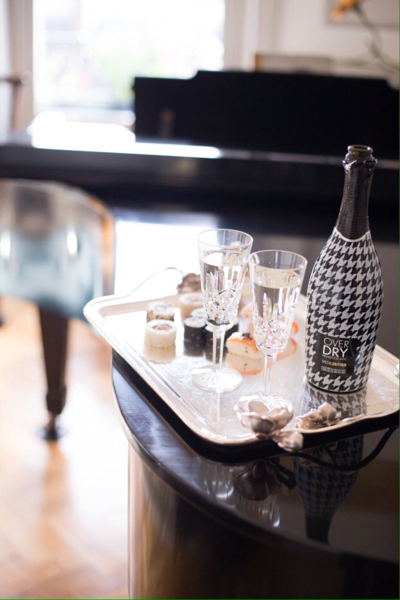 monroeoverdry's tweet photo. Got that #FridayFeeling? We're already toasting 🍾
#classy #bubbles 
#MonroeOverdry #prosecco #MadeInItaly with love ❤️ https://t.co/HOHSaP165T