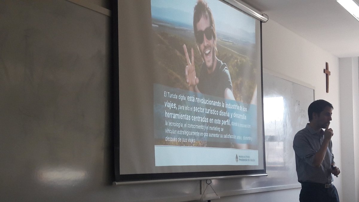 fredhyy's tweet photo. Los turistas digitales son el laboratorio para direccionar los desafíos actuales de comunicación. #pgt2016 https://t.co/imJDHkNF6a