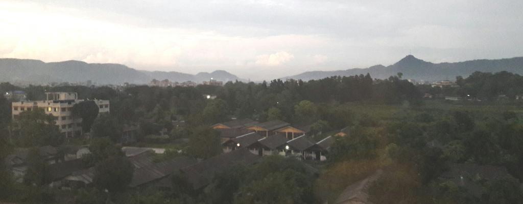 Bruce_Bucknell's tweet photo. After first 3 months spent mostly in Ganga valley, good to see hills again!
Y'day at #Guwahati #Assam
#newtoIndia https://t.co/a5w8oqugok