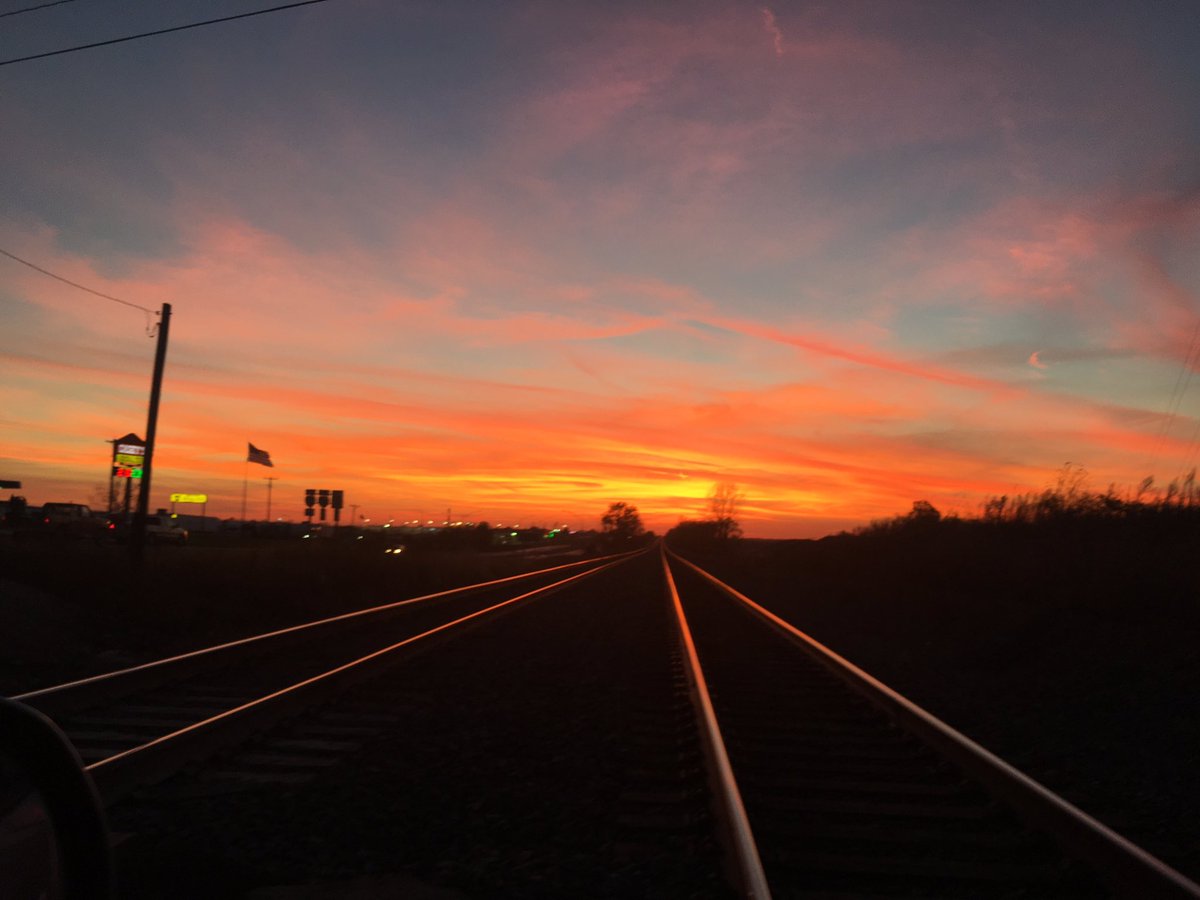 aleickslooney's tweet photo. I live for Iowa sunsets https://t.co/bFi8CSjdMN