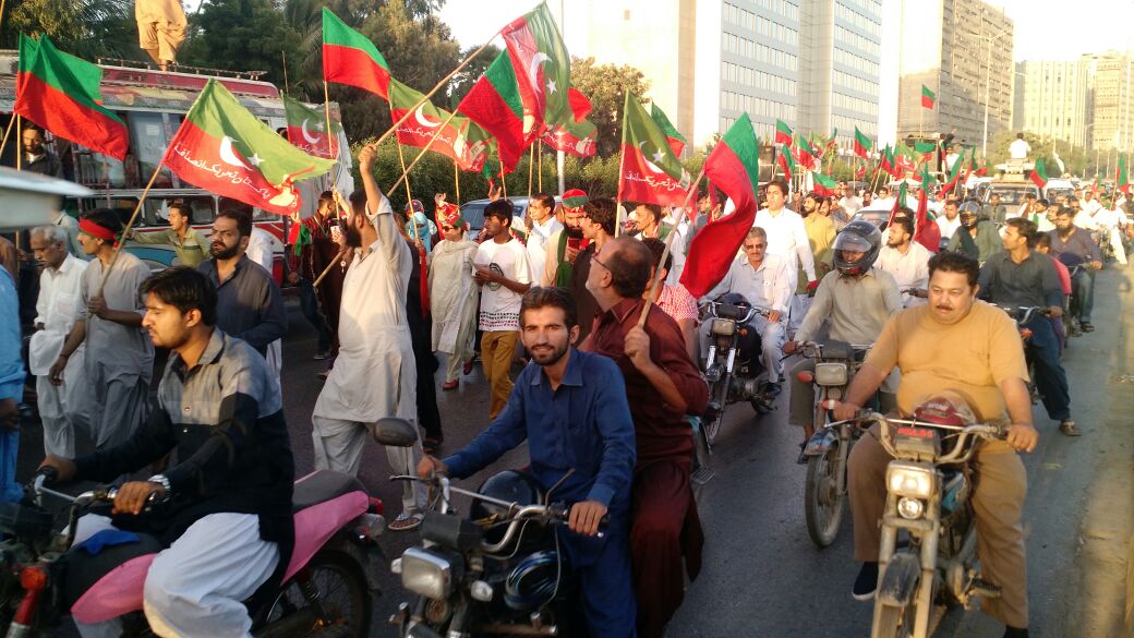 aysha_shahid's tweet photo. اب ٹوٹ گریں گی زنجیریں
اب زندانوں کی خیر نہیں
جو دریا جھوم کے اٹھےہیں
تنکوں سے نہ ٹالےجائیں گے
#RawalpindiRisesforkhan https://t.co/gd8dBmL7TZ