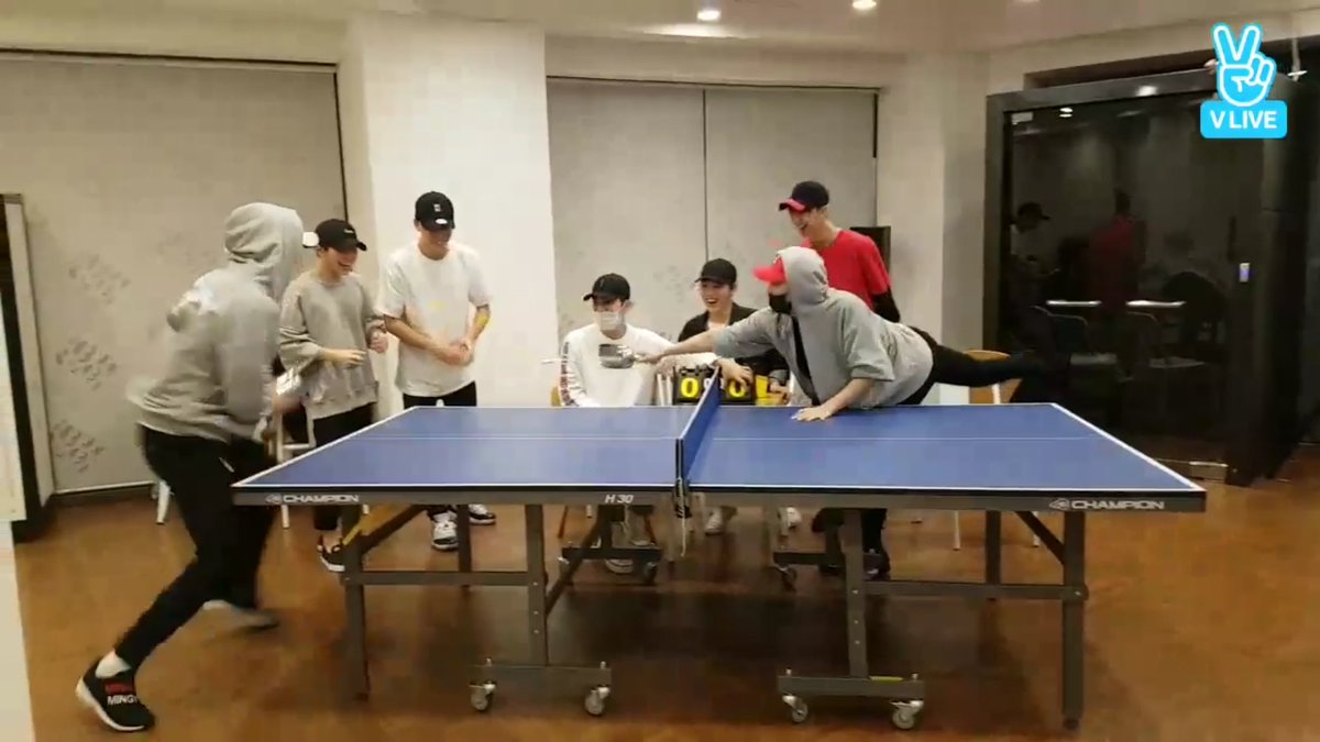 #세븐틴 배 탁구대회 현장! 아니이..이게 지금 탁구야 묘기야 ㅎㄷㄷ 별걸 다 잘하는 세봉이들.. 꽁꽁 싸맸지만 잘생김 터지구여..? 컴백 기다립니돠.. #SEVENTEEN >>vlive.tv/video/16091
