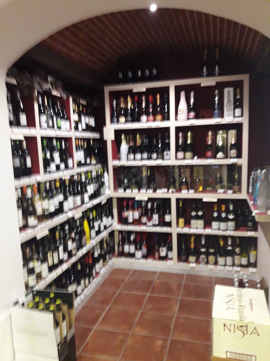_FedericoFlores's tweet photo. Encontrará las más interesantes referencias vinicolas 
Calle Fernández de Ribera 38-40
Feliz fin de semana amig@s!!! https://t.co/Ceg7WMWHb3