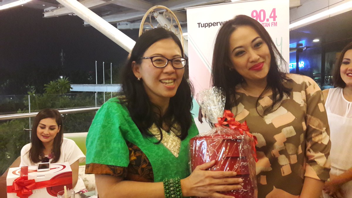 tupperwareID's tweet photo. Tdk ketinggalan ada banyak hadiah utk para Cosmoners & Tuppy Lovers yg hadir memeriahkan Mom's Talk di Happy Hour #CutieTwee #TupperwareBaby https://t.co/oHlCFW8Lb7