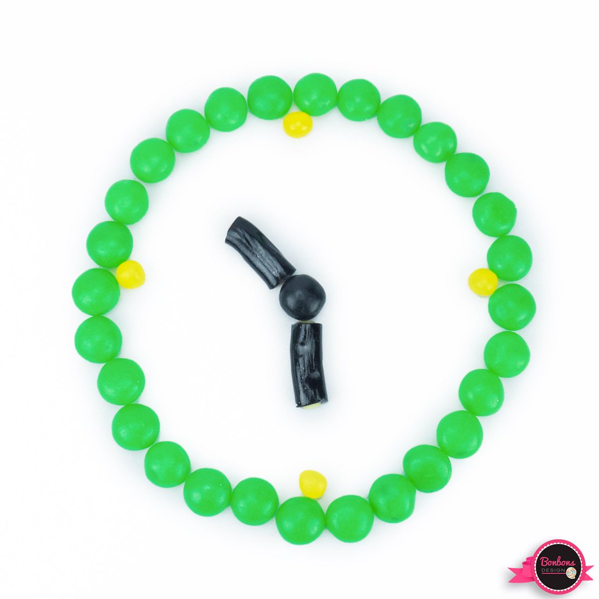 bonbonsdesign's tweet photo. Dimanche on gagne une heure de sommeil! Pensez à reculer vos horloges d'une heure pour ne pas arriver en avance au travail lundi matin. 🍭🍬🕐 https://t.co/Z7OgqsGt3q