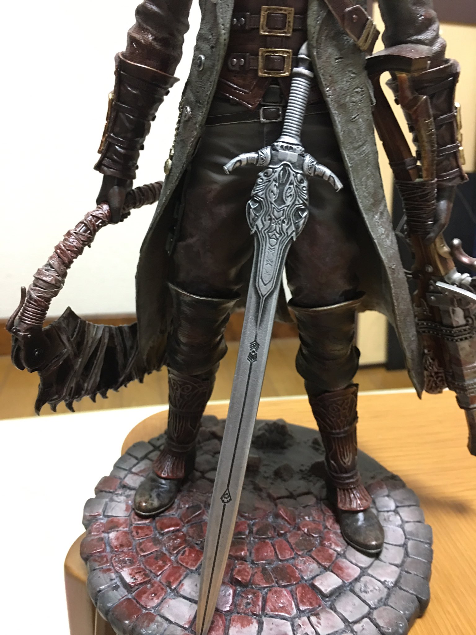 シラミネ この剣持ったら超かっこいいんだろうけど 手と武器がくっついてて取れないんよな シラミネ この剣持ったら超かっこいいんだろうけど 手と武器がくっついてて取れないんよな