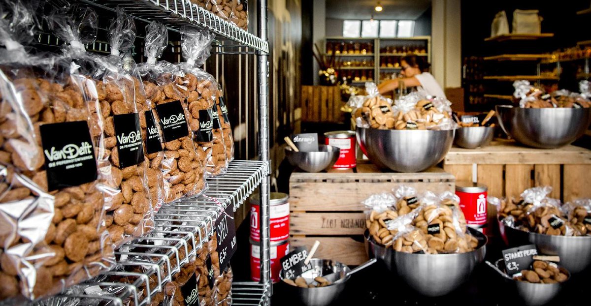 O, kom er eens kijken! #pepernoten bij de #pepernotenfabriek. Zojuist geopend in de #Koopgoot