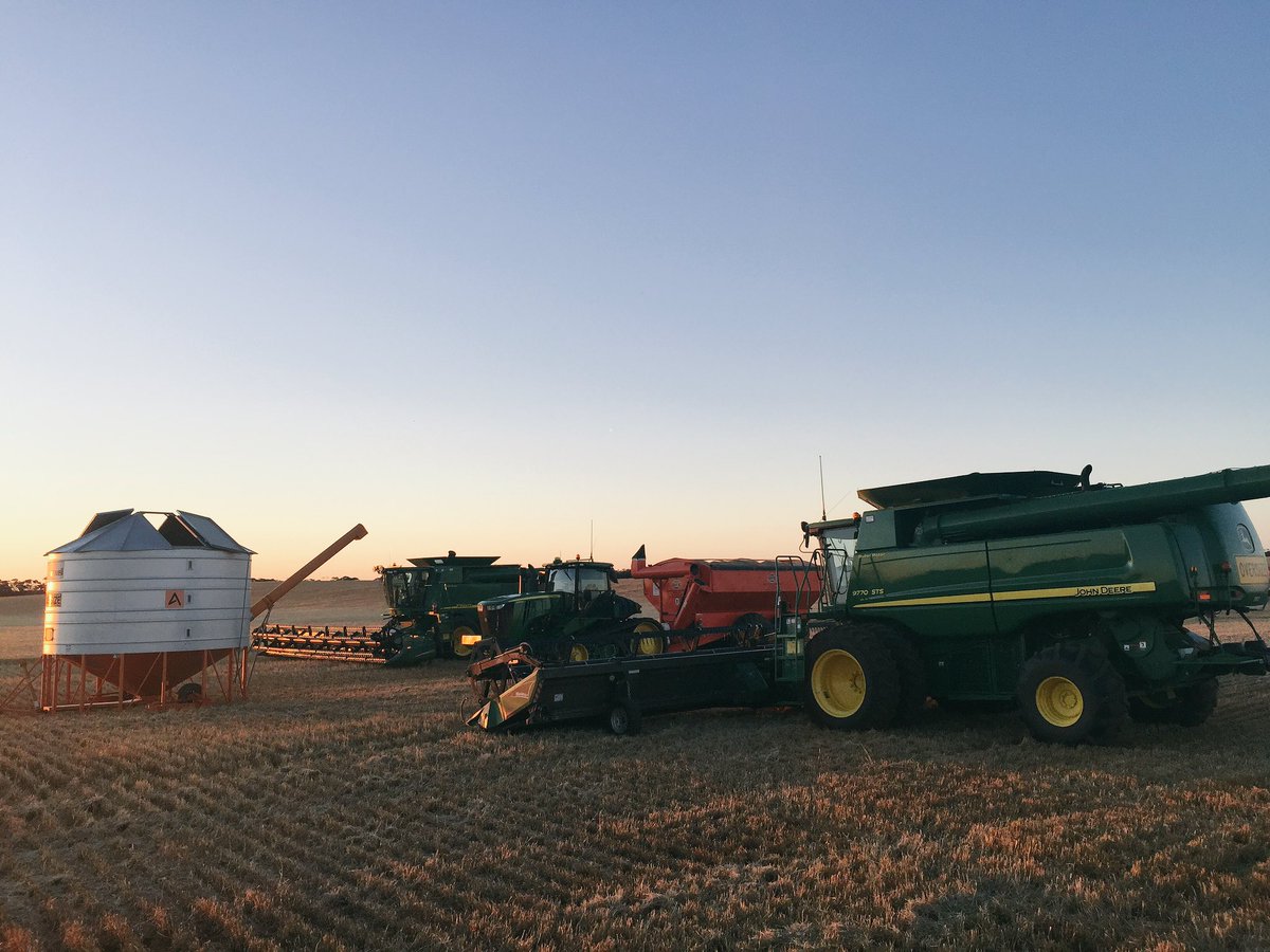 ocallaghan_adam's tweet photo. The jd's are all set to fire up on #compass barley tomorrow! #harvest16 🌾 https://t.co/JIcfzT7ySo