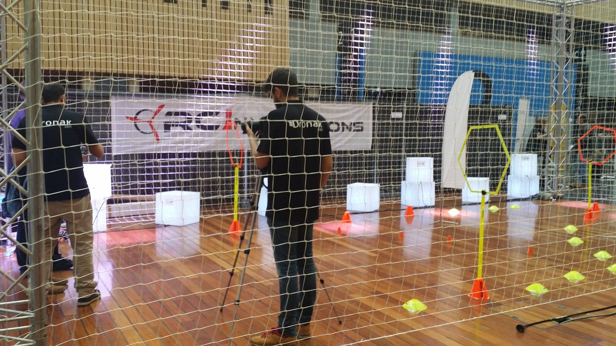 betabeersBIO's tweet image. Circuito de drones y stand de @DronakSystems en @bimehackday #bimehd