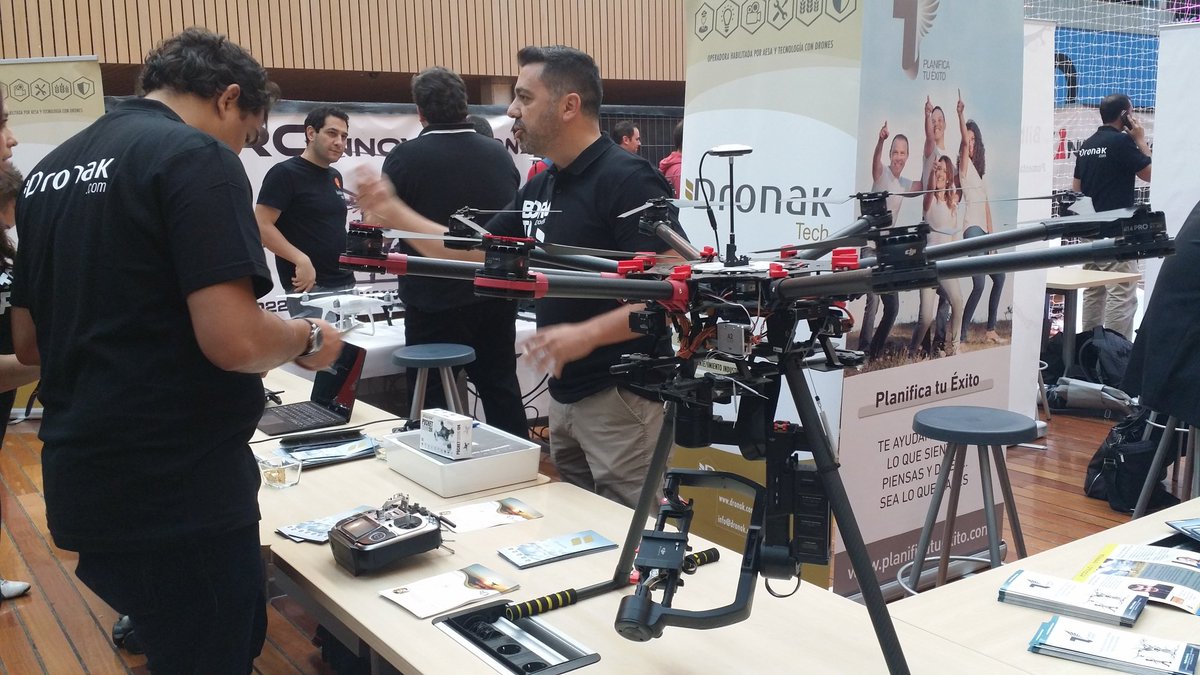 betabeersBIO's tweet image. Circuito de drones y stand de @DronakSystems en @bimehackday #bimehd