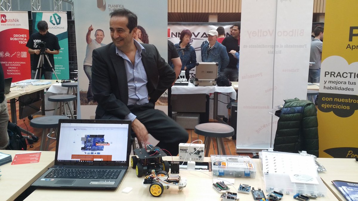 betabeersBIO's tweet image. Charly de @prometecnet con sus kit #arduino en @bimehackday #bimehd