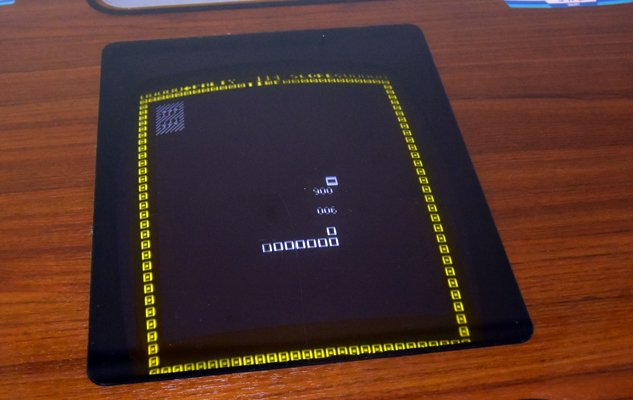 natuge's tweet photo. ジャトレ『ハスラー』1Pゲームの基本ルールは、徐々に速くなる自機を4方向ボタンでうまく操作し、ランダムで現れる得点パネルを通過して約120秒間のゲームタイムの間にどれだけのスコアを得られるか競うものです。ゲームタイム終了後にスコアが11000点を越えればもう1ゲーム遊べます。 https://t.co/hqeD1Ipzt6
