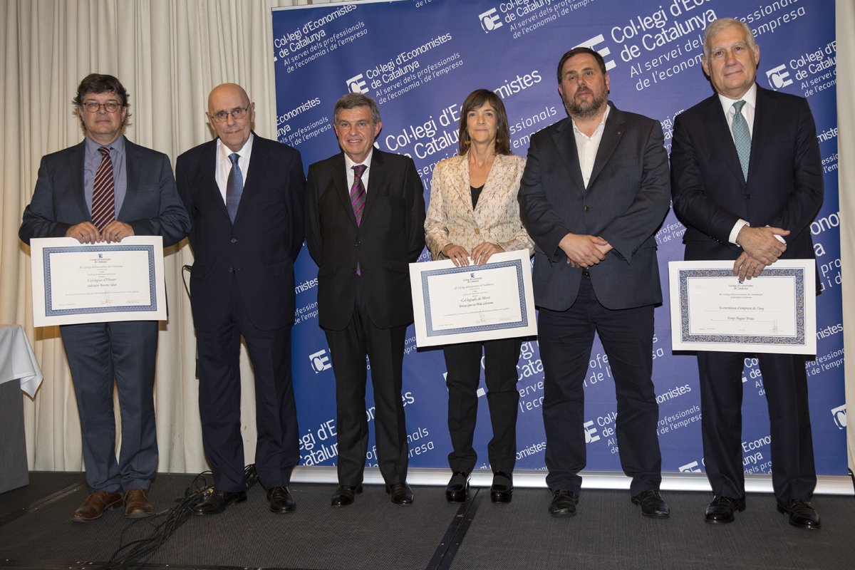 economistescat's tweet photo. Ahir vam fer entrega de diversos premis al #SoparEconomistes2016. Enhorabona a tots els guardonats! https://t.co/ENW0Tnd62v